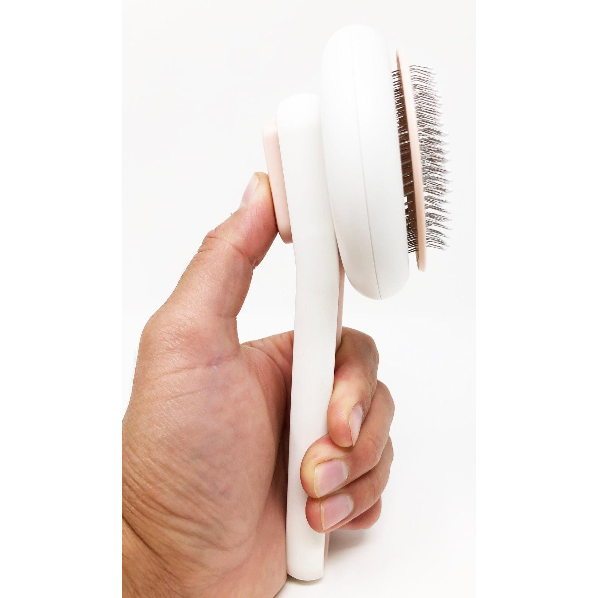 The Pet Life 'Concepto' comb is a modern, sleek, and gentle tool for removing pet hair. - Wolldi